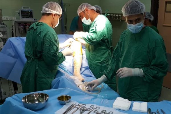 إجراء أول عملية زراعة مفصل للركبة في مستشفى دار السلام